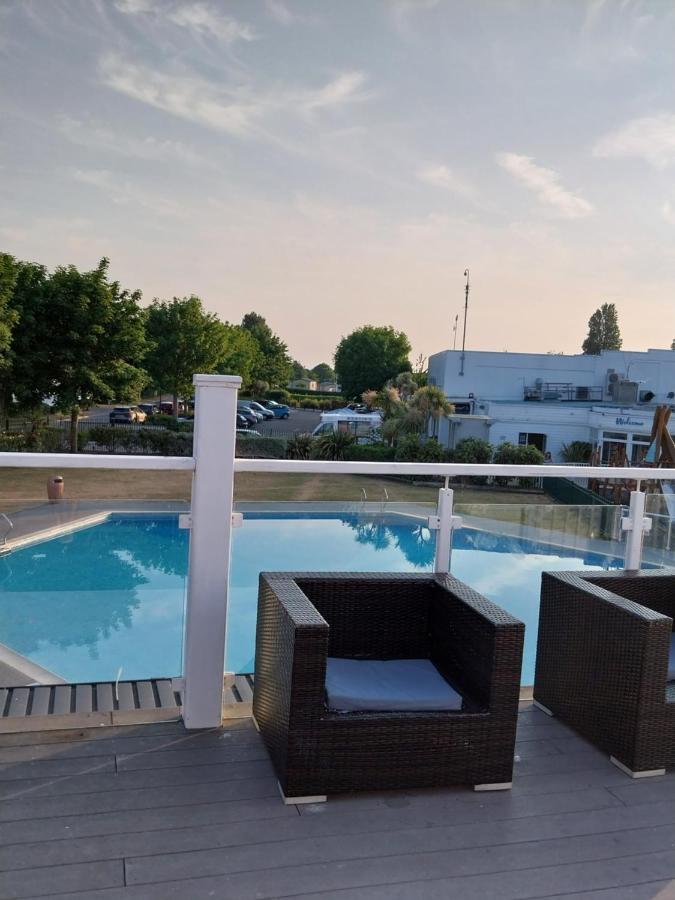 プール Family Breaks At Rockley Park With Prosecco And A Box Of Chocolates On Arrivalヴィラ エクステリア 写真