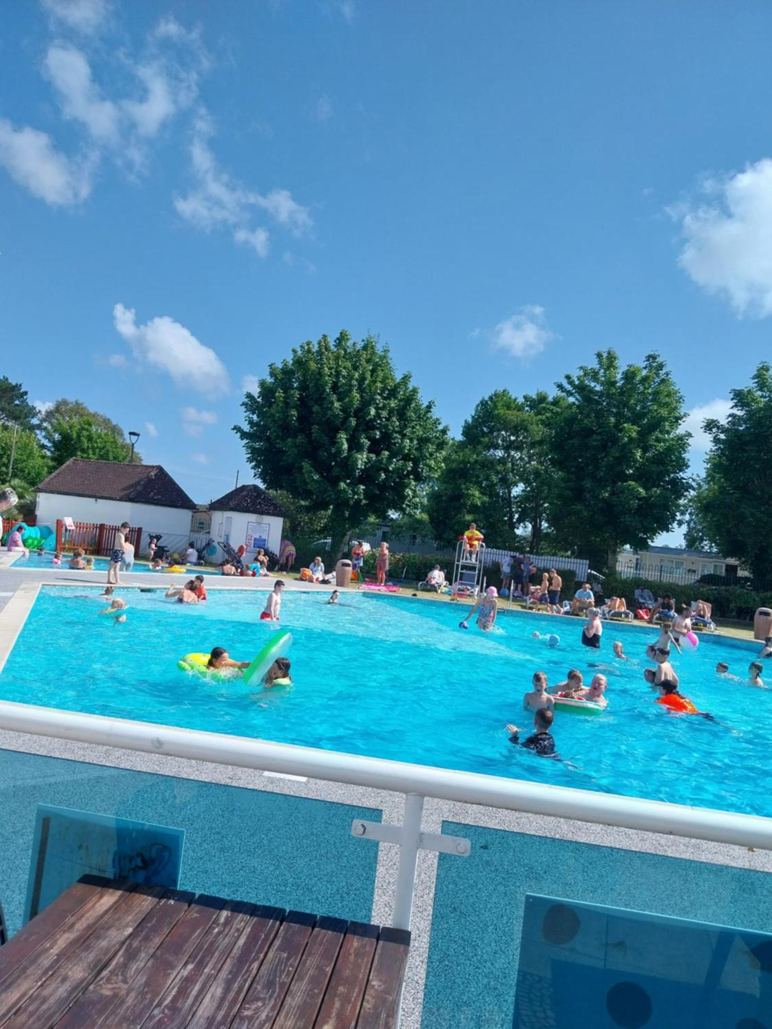 プール Family Breaks At Rockley Park With Prosecco And A Box Of Chocolates On Arrivalヴィラ エクステリア 写真